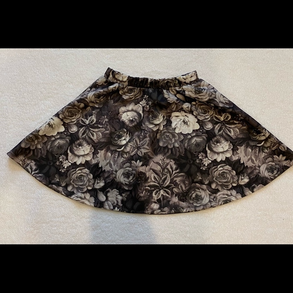 alwaysme black and white floral skater skirt, size small